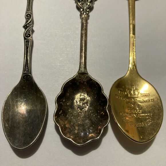Vintage Collectible Souvenir Travel Spoons Assorted Silverplated Queen Lot of 5 - Picture 3 of 9